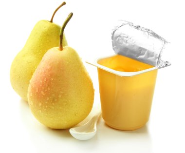 Açık plastik Kupası beyaz izole lezzetli yoğurt