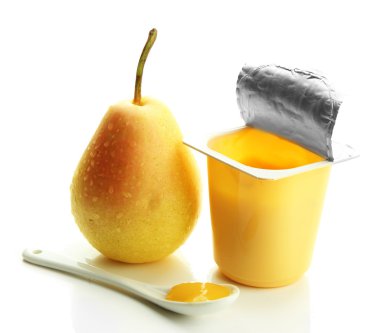 Açık plastik Kupası beyaz izole lezzetli yoğurt