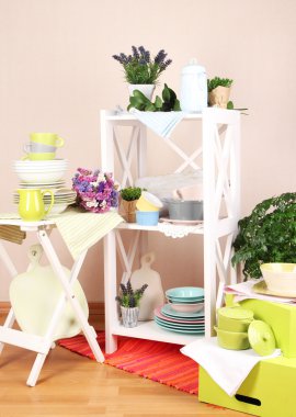 sofra ve dekor, renkli duvar zemin üzerine ile güzel beyaz mobilya