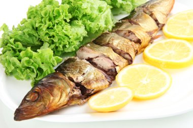 Füme Balık plaka üzerinde kapat