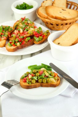 sandviç sebze ve plaka üzerinde ahşap masa yakın çekim yeşil