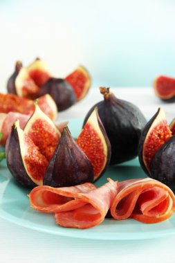 tablo üzerinde jambon ile lezzetli incir