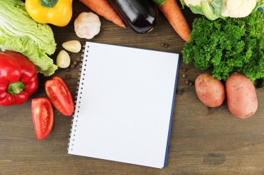 taze sebze ve baharat ve kağıt, tahta arka plan ile ilgili notlar