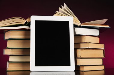 Tablet ve parlak zemin üzerine kitaplar