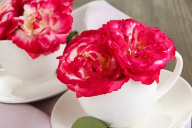 Gül bardak peçete ahşap zemin üzerinde