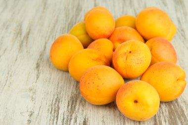 ahşap masa üzerinde taze Naturel kayısı yakın çekim