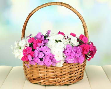 phlox tablo üzerinde açık renkli hasır sepet içinde güzel buket