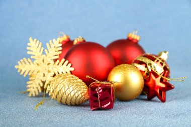 mavi arka plan üzerinde Noel süsleri