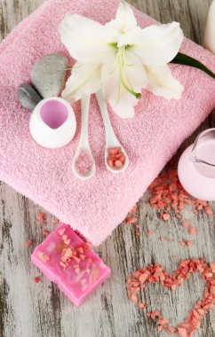 ahşap masa yakın çekim yapma lily ile güzel bir spa ayarı