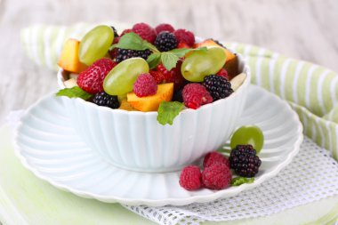 ahşap zemin üzerinde kase meyve salatası