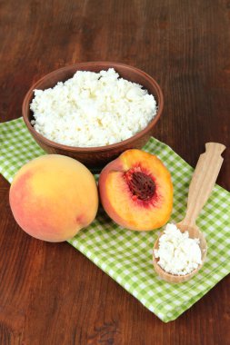 ekşi peynir ve taze şeftali, ahşap masa arka plan üzerinde