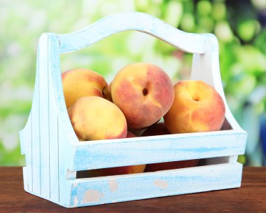 Sepette parlak zemin üzerine tatlı olgun şeftali