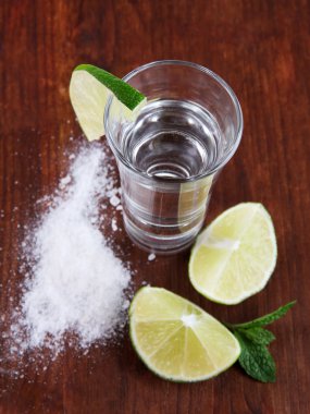 tekila cam üzerinde ahşap masa yakın çekim