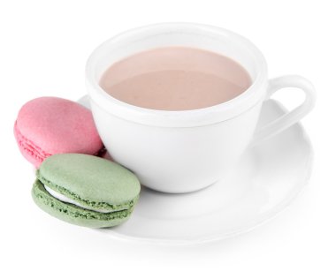 kakao içmek ve makarna üzerine beyaz izole