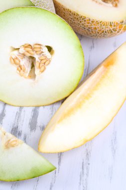 ahşap masa yakın çekim üzerinde olgunlaşmış kavun