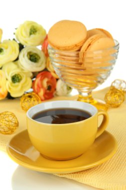 kahve ve üzerinde beyaz izole macaroons