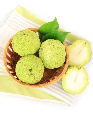 beyaz izole osage turuncu meyveler (maclura pomifera) sepeti,