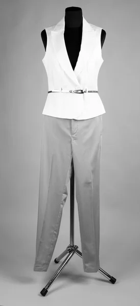 Bonita blusa y pantalones grises en maniquí, sobre fondo gris —  Fotos de Stock