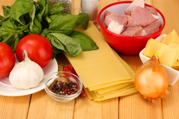 Lasagne ingredienser på trä bakgrund — Stockfoto
