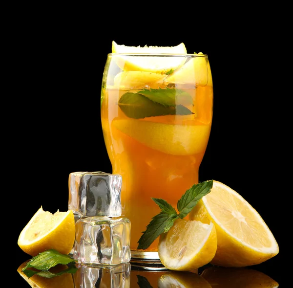 Чай з льодом з лимоном та м'ятою на чорному тлі — стокове фото