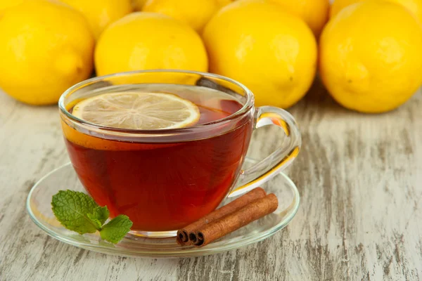 Чашка чаю з лимоном на столі крупним планом — стокове фото