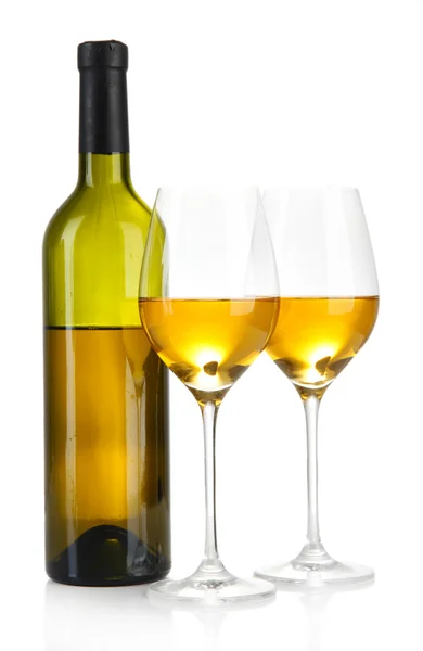 Şarap şişesi ve kadehlerin üzerinde beyaz izole beyaz şarap ile — Stok fotoğraf