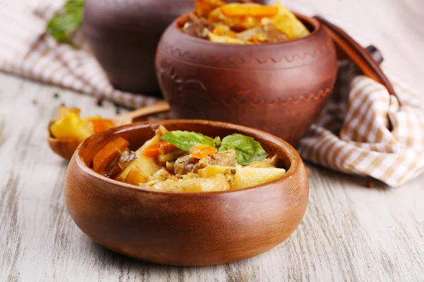 Homemade beef stir fry with vegetables in pots on wooden background — Stock Photo, Image