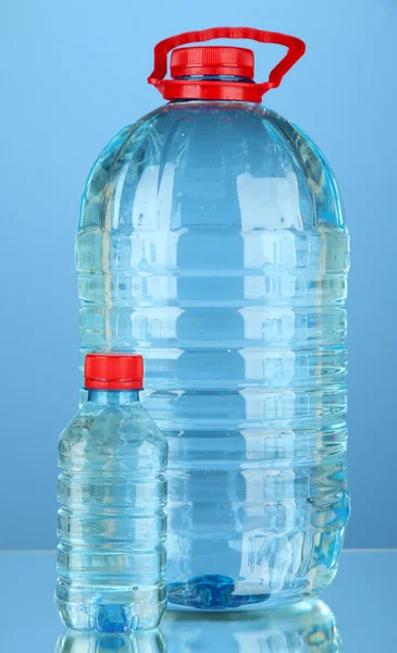 Flessen water, geïsoleerd op wit — Stockfoto