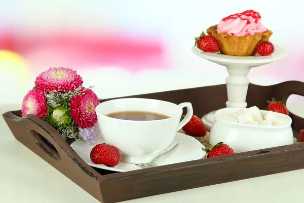Taza de té con pasteles en bandeja de madera en la mesa en la habitación —  Fotos de Stock