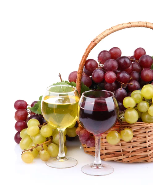 Flaschen und Gläser mit Wein und Trauben im Korb, isoliert auf weiß — Stockfoto