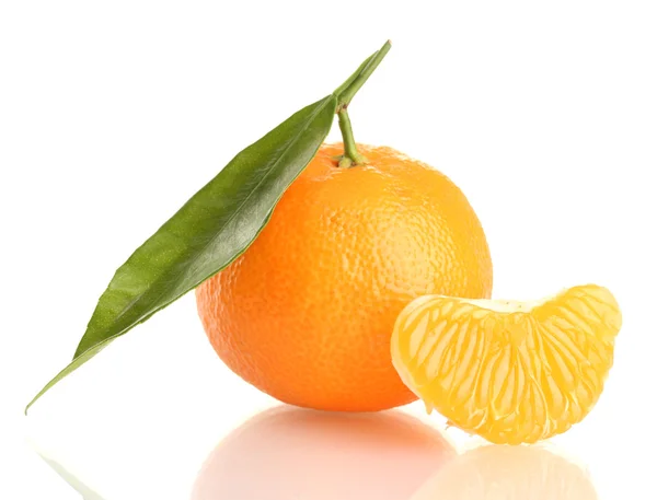 Rijpe zoete tangerine met blad, geïsoleerd op wit — Stockfoto