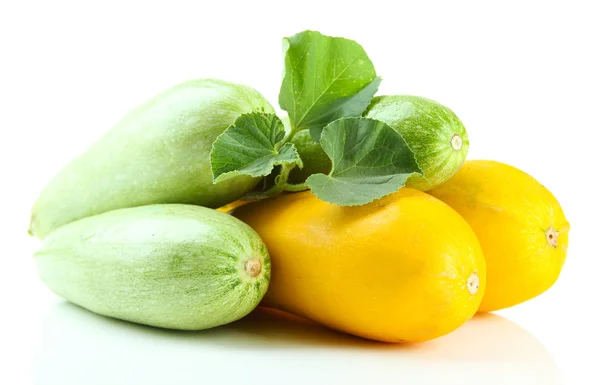 Сырой желтый и зеленый цуккини с листьями, изолированные на белом — стоковое фото