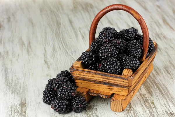 在上表特写木制篮子里甜黑莓 — 图库照片
