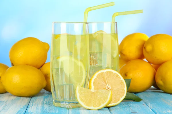 Läckra saft på bordet på blå bakgrund — Stockfoto