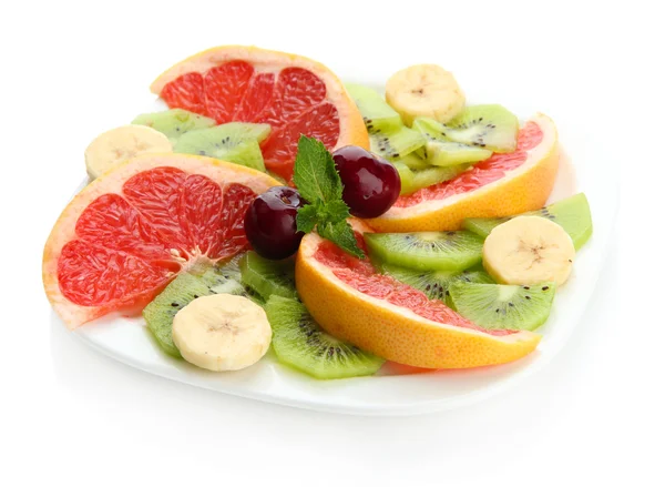 Ассортимент нарезанных фруктов на тарелке, изолированных на белом — стоковое фото