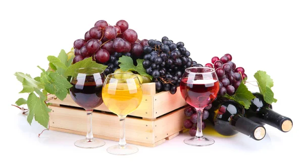 Botellas y vasos de vino y surtido de uvas en cajón de madera, aislados en blanco — Foto de Stock