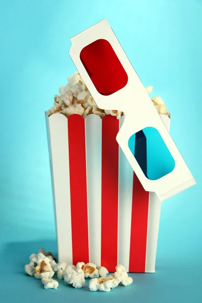 Popcorn i okulary 3d na niebieskim tle — Zdjęcie stockowe