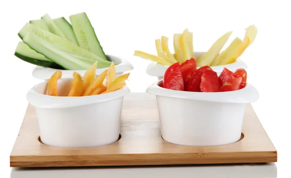 Jasne świeże warzywa pokrojone w plastry w miski na białym tle — Zdjęcie stockowe