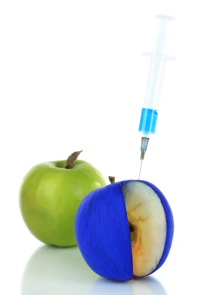 Injection dans une pomme isolée sur du blanc — Photo