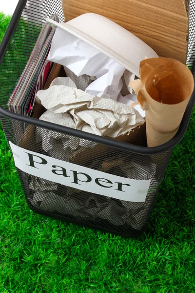 Assortiment de poubelles dans un seau gros plan — Photo