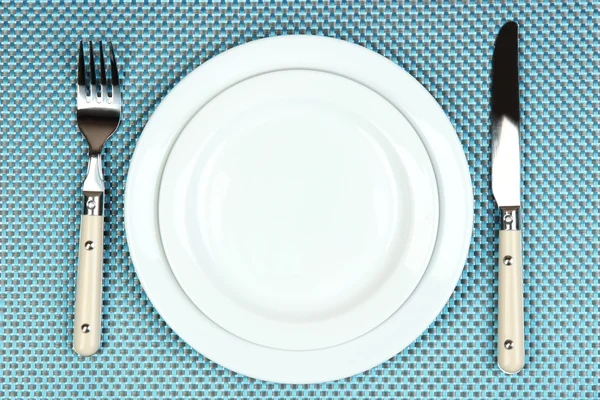 Kniv, färgplåt och gaffel, på färgbakgrund — Stockfoto