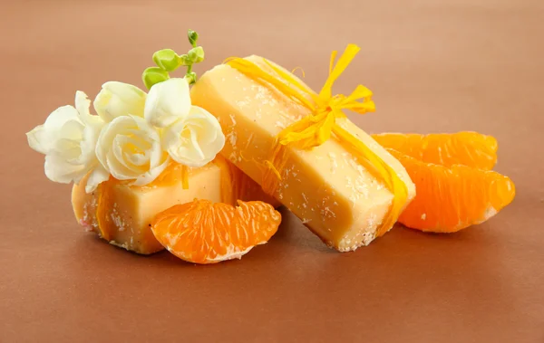 Sapone fatto a mano alla frutta naturale, su sfondo marrone — Foto Stock