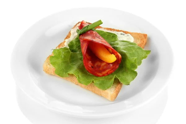 Rouleaux de salami avec morceaux de paprika à l'intérieur, sur pain rôti, isolé sur blanc — Photo