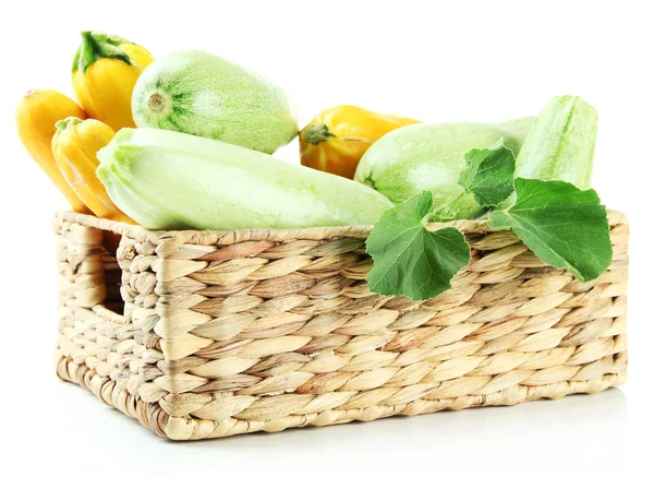 Rå gul och grön zucchini i wicker spjällådan, isolerad på vit — Stockfoto