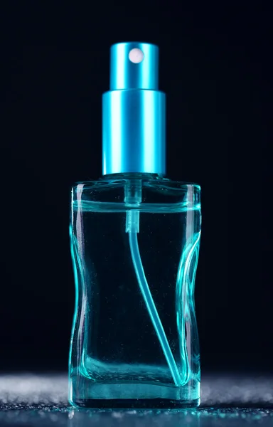 Mulheres perfume em bela garrafa no fundo escuro — Fotografia de Stock