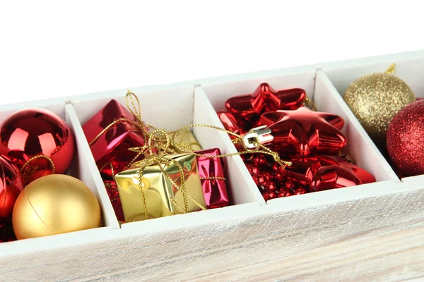 Houten doos gevuld met kerstversiering, geïsoleerd op wit — Stockfoto