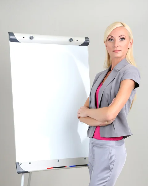 Businesswoman presenting on flipchart in office — Stock Photo, Image