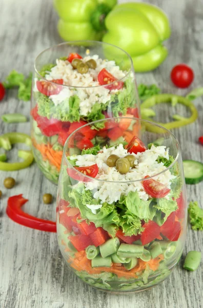 Salade savoureuse aux légumes frais sur table en bois — Photo