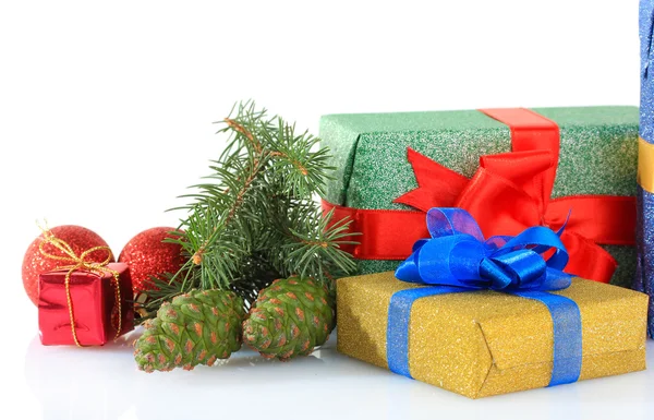 Hermosos regalos brillantes y decoración de Navidad, aislado en blanco —  Fotos de Stock