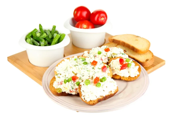 Sandwiches mit Quark und Gemüse auf Teller isoliert auf weiß — Stockfoto